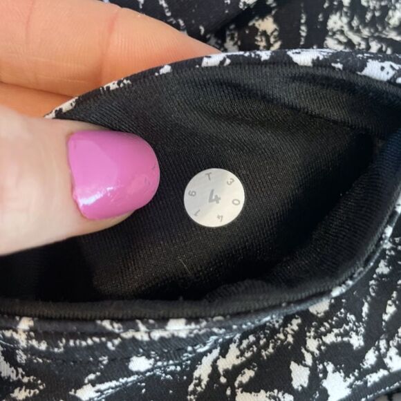 Lululemon High Times Pant Legging in Luon Suited Jacquard Black White, Size 4 - Picture 10 of 10